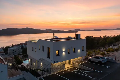 Šibenik, Žaborić - Moderna novoizgrađena vila s bazenom 380 m2