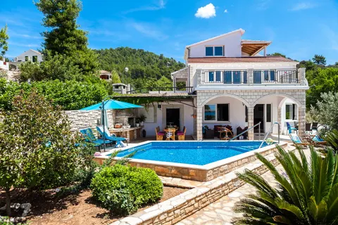 Otok Korčula – Šarmantna vila u uvali s bazenom 460 m2