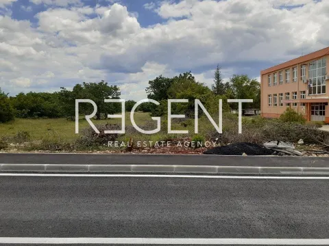 Šibenik, Unešić - građevinsko zemljište s projektom, 13459m2