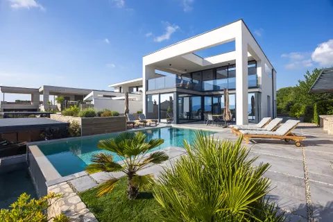 Krk, Linardići - Moderna luksuzna vila s infinity bazenom i pogledom na more 200m2