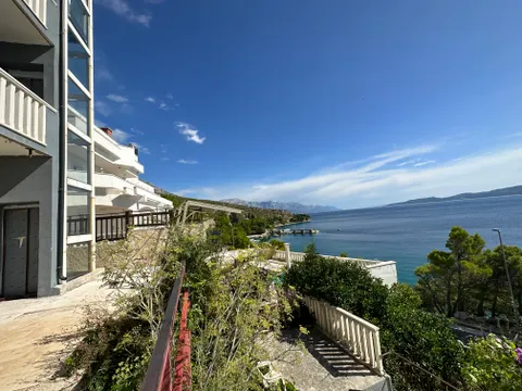 Omiš, Lokva Rogoznica - Stan prvi red uz more 46,20 m2