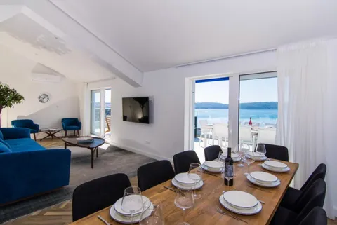 Trogir - Moderan, peterosobni penthouse s terasom i pogledom na more 185 m2