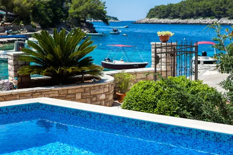 Otok Korčula – Šarmantna vila u uvali s bazenom 460 m2
