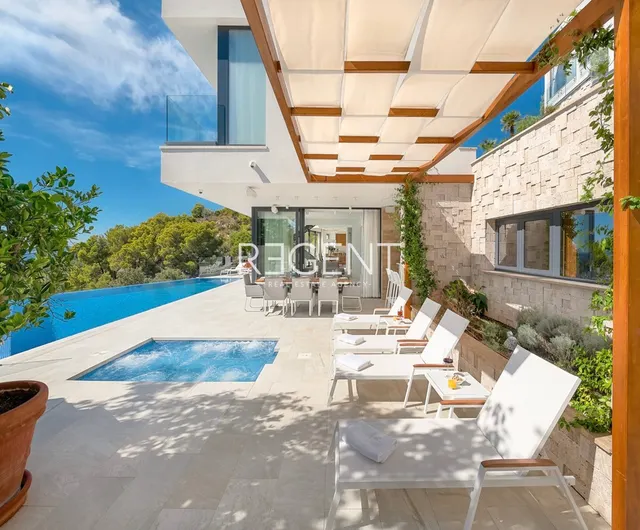 Hvar – Moderna vila s pogledom na more 195 m2