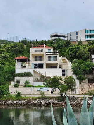 Korčula, Žrnovo - Vila prvi red uz more 280 m2