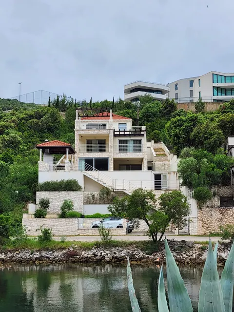 Korčula, Žrnovo - Vila prvi red uz more 280 m2