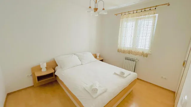 Zadar, Brodarica - Apartmanska kuća prvi red uz more