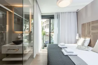 Omiš, Brzet - Dvosoban apartman s bazenom uz more 76m2