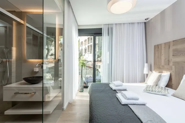 Omiš, Brzet - Dvosoban apartman s bazenom uz more 76m2