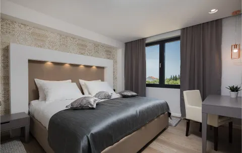 Zadar – Moderna vila okružena zelenilom s pogledom na more