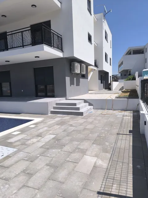 Trogir, Okrug Gornji - Dvosoban stan s bazenom 56 m2, novogradnja