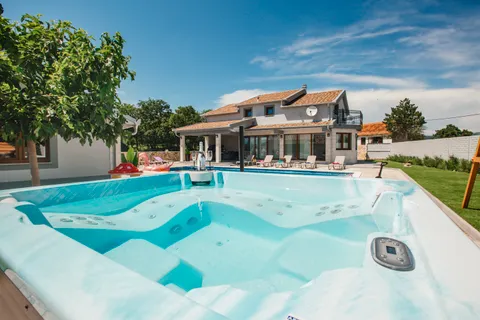 Imotski, Proložac - Moderno uređena vila 277 m2 na parceli 1360 m2 u mirnom okruženju