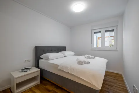 Split, Podstrana -Moderan prostran stan s okućnicom, Dugoročno