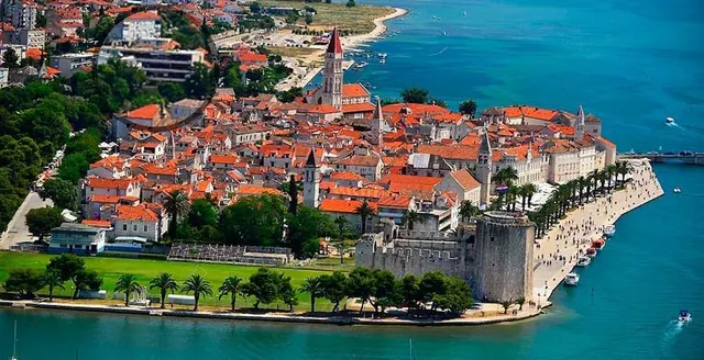 Trogir, centar - Jednosoban stan sa prekrasnim pogledom i loggiom 63 m2