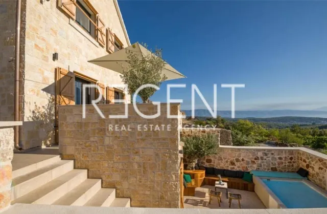 Hvar- kamena vila unikatnog dizajna 250m2
