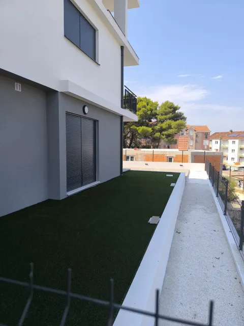 Trogir, Okrug Gornji - Dvosoban stan s bazenom 56 m2, novogradnja