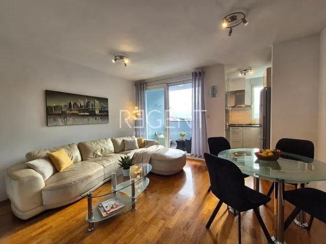 Split, Žnjan - Dvosoban stan s lođom i pogledom na more 57 m²