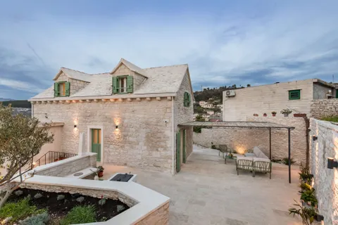 Brač, Pučišća - Prekrasna kamena vila 120 m2