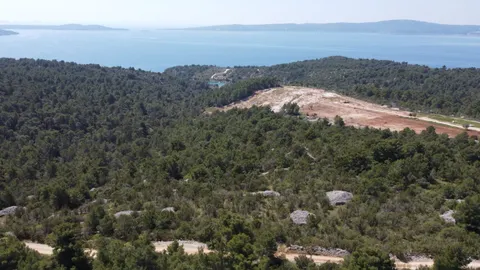 Brač, Sutivan - Poljoprivredno zemljište (24.504 m2) s mogućnošću gradnje