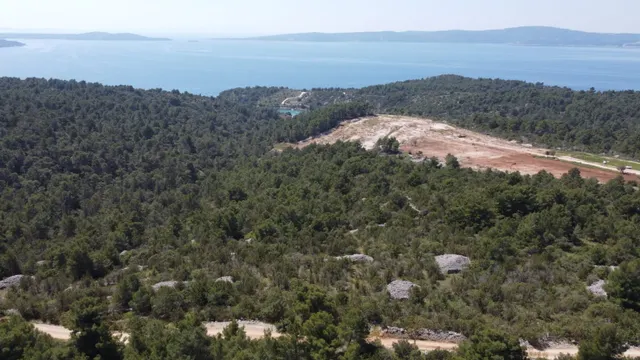 Brač, Sutivan - Poljoprivredno zemljište (24.504 m2) s mogućnošću gradnje