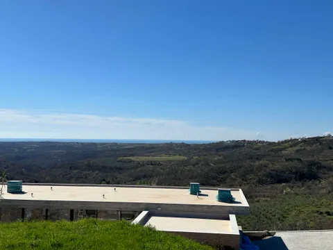 Istra, Krasica - Građevinsko zemljište s građevinskom dozvolom 1004 m2