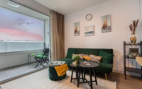 Split, Plokite - Dvosoban stan sa loggiom 60 m2 DUGOROČAN NAJAM