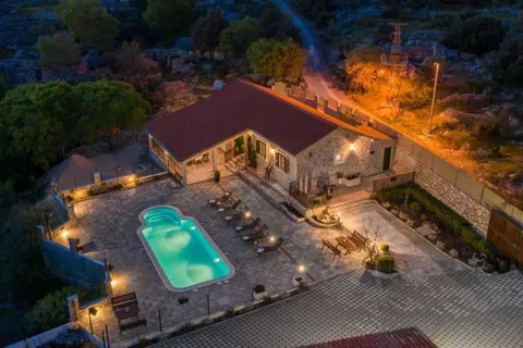 Šibenik, Rogoznica- Kamena kuća s bazenom i pogledom na more 100 m2