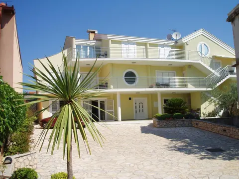 Zadar, Brodarica - Apartmanska kuća prvi red uz more