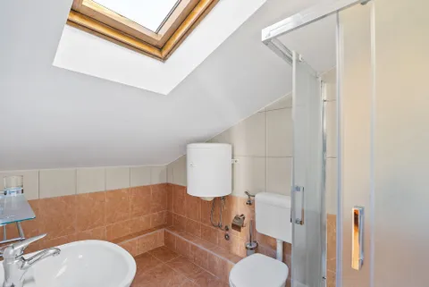 Makarska, Centar - Apartmanska kuća u blizini centra bruto površine 186 m2