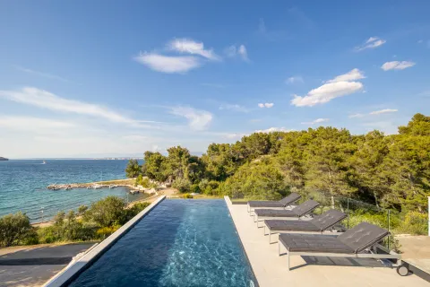 Zadar, Ugljan - Atraktivna vila prvi red do mora