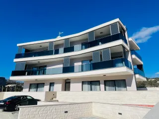 Rogoznica - Moderan trosoban stan u stambenoj zgradi prvi red do mora, novogradnja