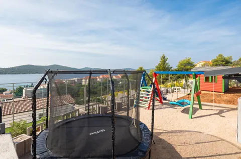 Šibenik, Žaborić - Moderna novoizgrađena vila s bazenom 380 m2