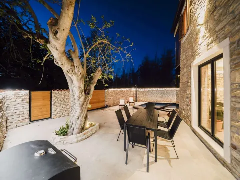 Zadar, Privlaka – Novoizgrađena kameno-moderna vila