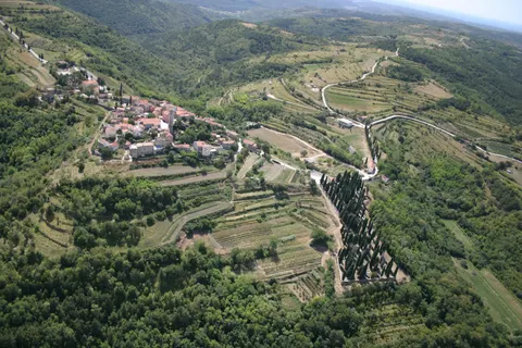 Istra, Oprtalj – Građevinsko zemljišto s projektom, NOVA CIJENA!