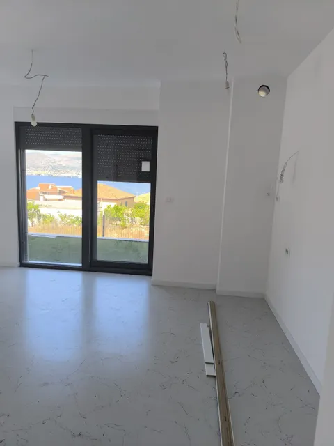 Trogir, Okrug Gornji - Dvosoban stan s bazenom 56 m2, novogradnja