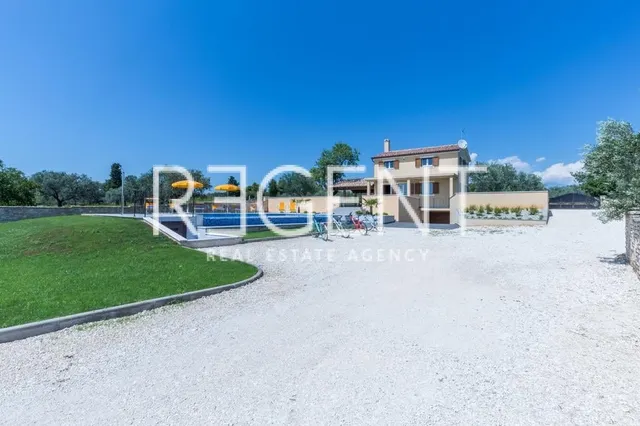 Istra, Fažana- Vila s bazenom 180 m2