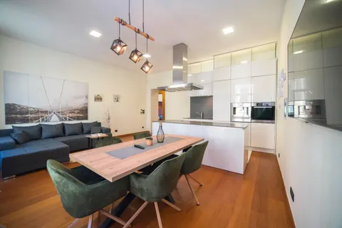 Zagreb, Centar - Luksuzan trosoban stan 76 m2, NAJAM