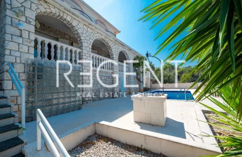 Šolta, Rogač - Mediteranska vila prvi red uz more 264 m2 ekskluzivna prodaja