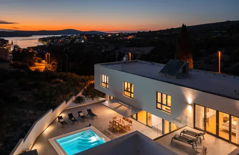 Otok Brač, Milna – Novoizgrađena luksuzna vila od 370m2 s velikim hidromasažnim bazenom