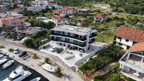 Rogoznica - Moderan dvosoban stan u stambenoj zgradi prvi red do mora, novogradnja