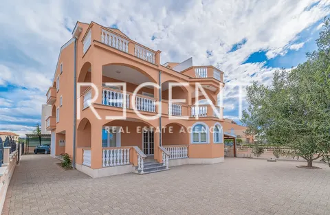 Zadar, Sukošan - Apartmanska kuća prvi red uz more