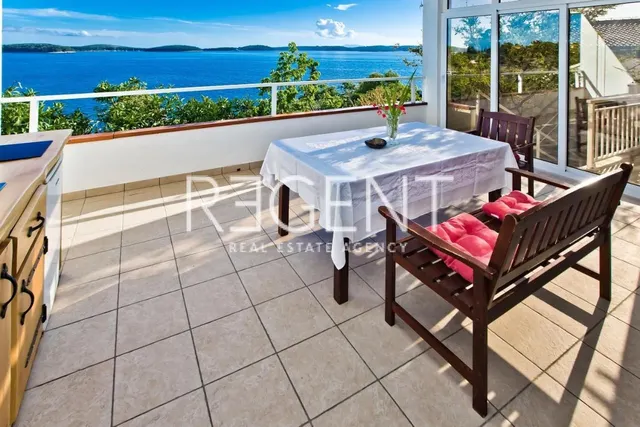 Hvar - Vila prvi red uz more
