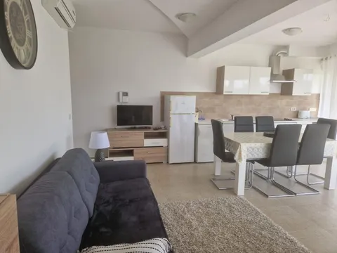 Šibenik, Podsolarsko - Dvosoban stan s vrtom 91 m2