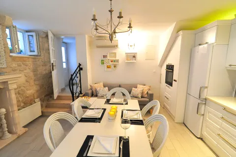 Korčula - Prekrasna kamena kuća u srcu staroga grada 130 m2