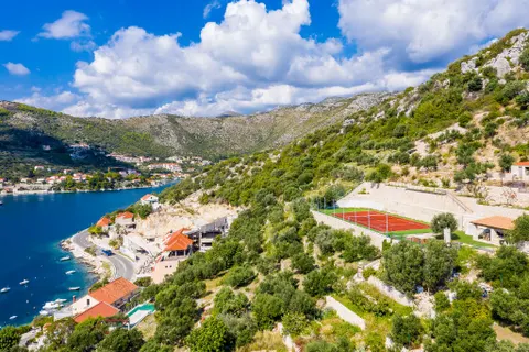 Dubrovnik, Zaton - Kamena kuća sa teniskim terenom i maslinikom