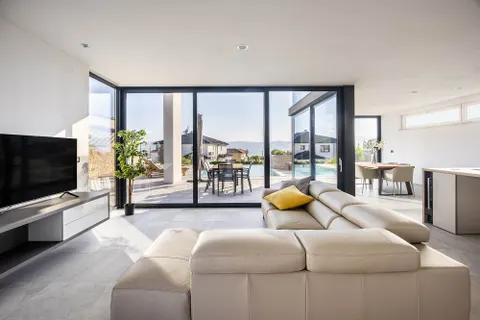 Krk, Linardići - Moderna luksuzna vila s infinity bazenom i pogledom na more 200m2