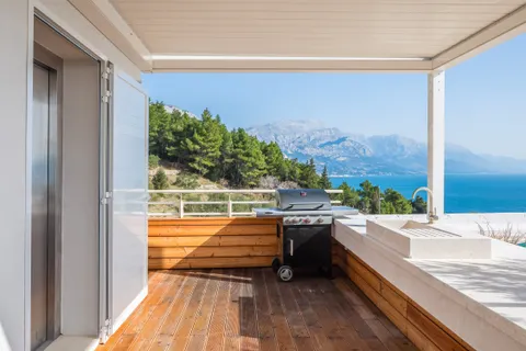 Omiš – Ekskluzivna vila s bazenom i panoramskim pogledom