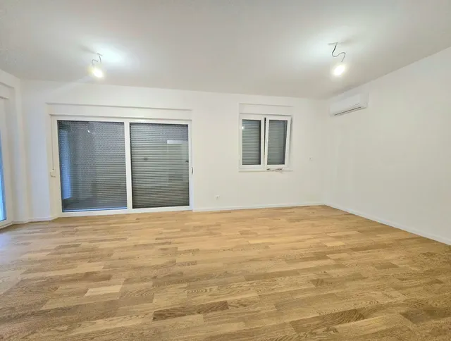 Sveta Nedelja, Kerestinec- Trosoban stan 100 m2 s vrtom