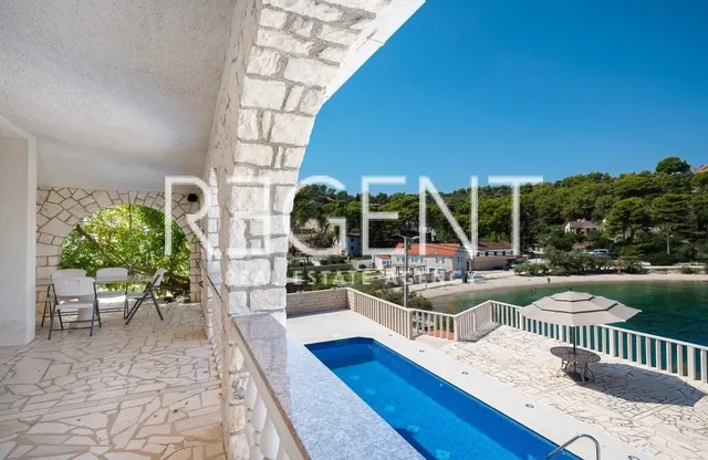 Šolta, Rogač - Mediteranska vila prvi red uz more 264 m2 ekskluzivna prodaja