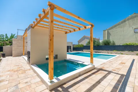Trogir - Nova moderna vila od 300m2 s bazenom i jacuzzijem